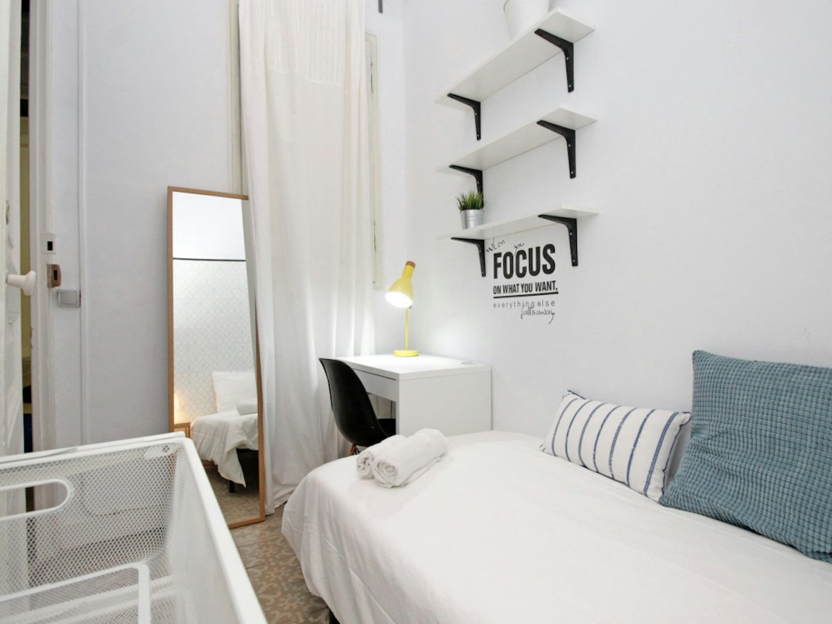 Habitación amueblada en piso compartido de 8 personas en Gràcia · 3