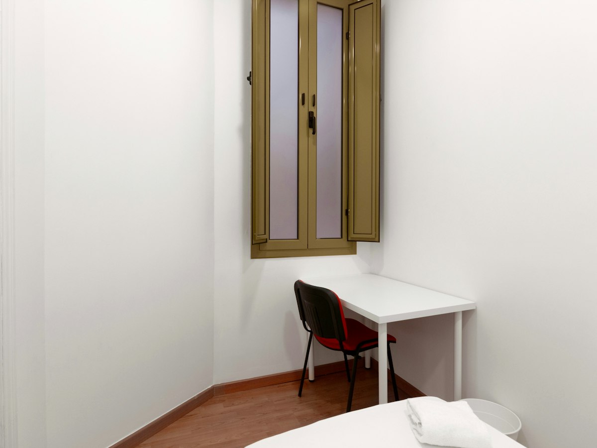 Habitación amueblada en piso compartido de 12 personas en Eixample · 2