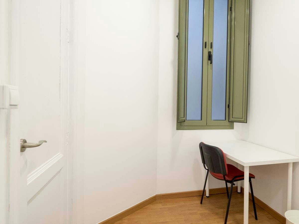 Habitación amueblada en piso compartido de 12 personas en Eixample · 3