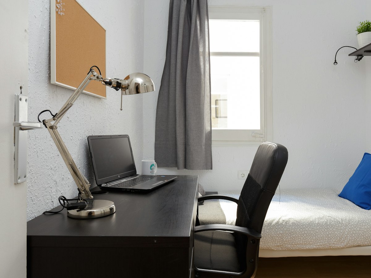 Furnished room in a 5-person shared flat in L'Hospitalet · 2