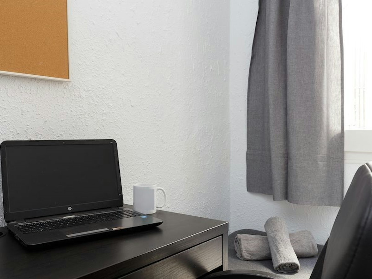 Furnished room in a 5-person shared flat in L'Hospitalet · 3