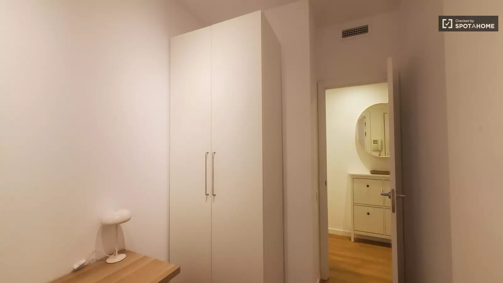 Habitación amueblada en piso compartido en Eixample · 2