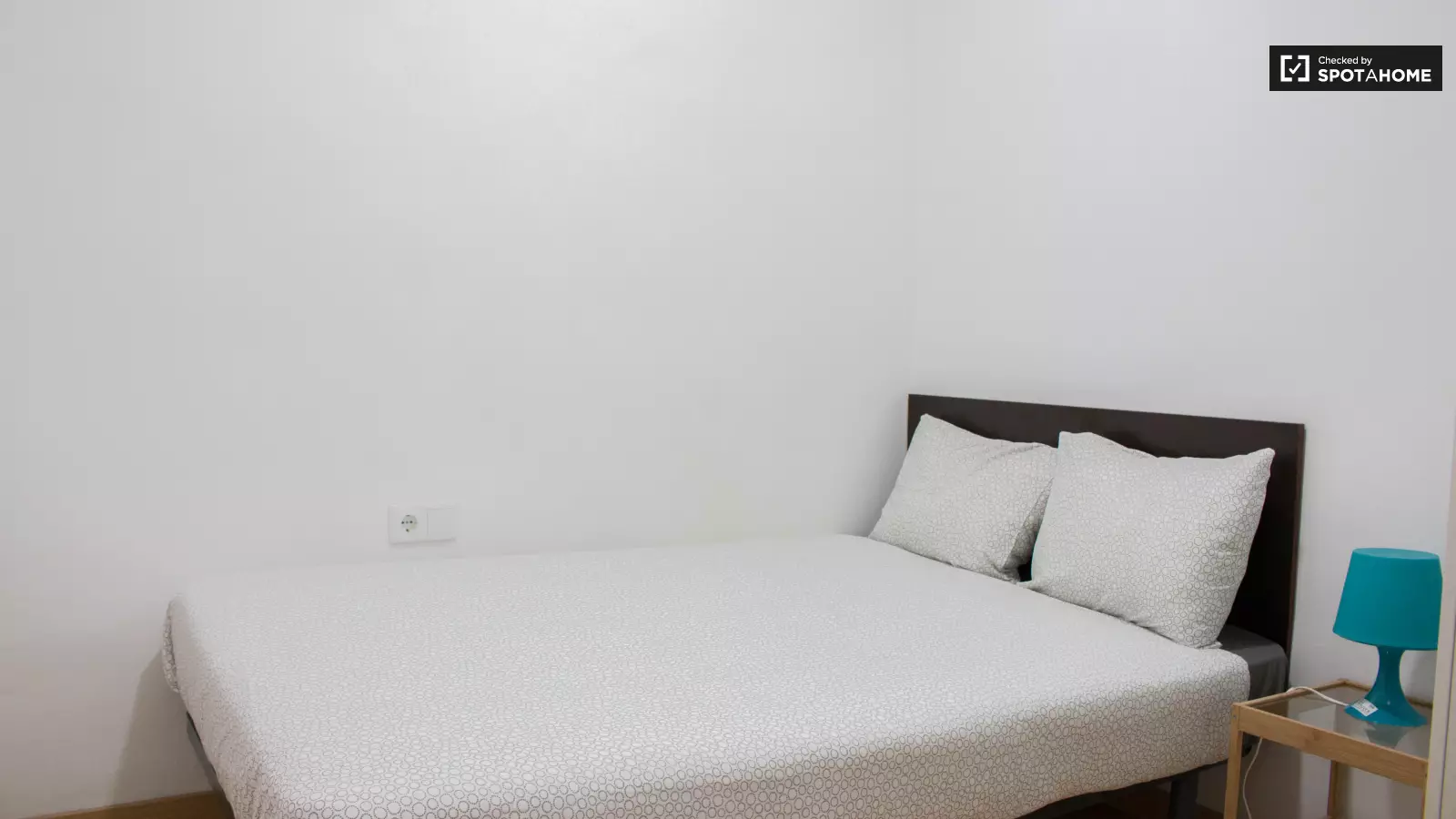 Furnished room in a 3-person shared flat in Ciutat Vella · 3