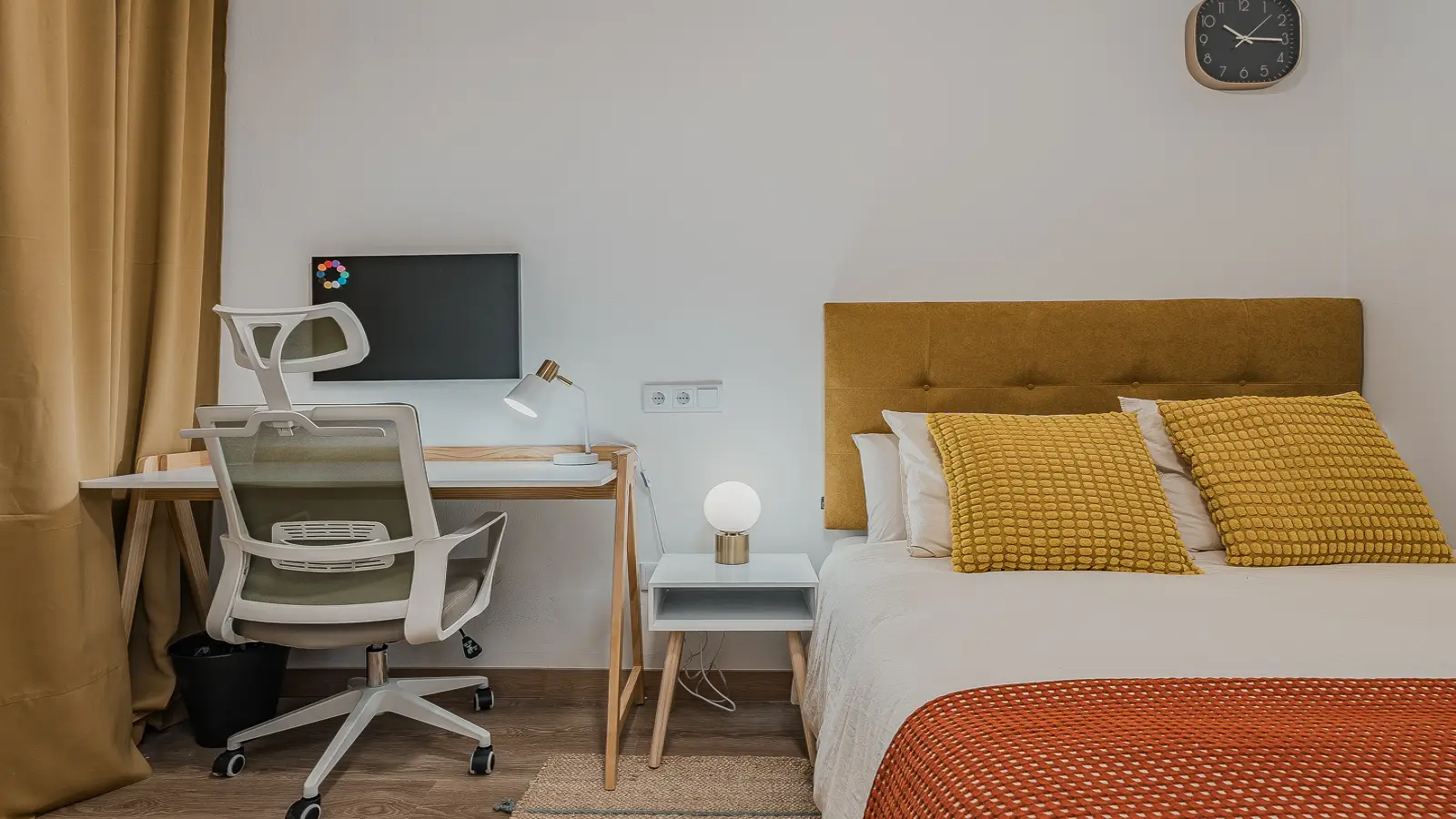 Furnished room in a shared flat in L'Hospitalet · 4