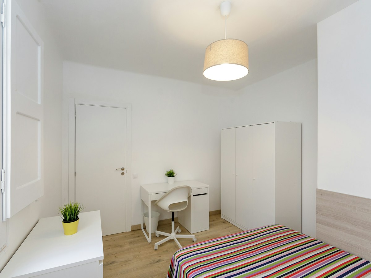 Furnished room in a 4-person shared flat in L'Hospitalet · 2