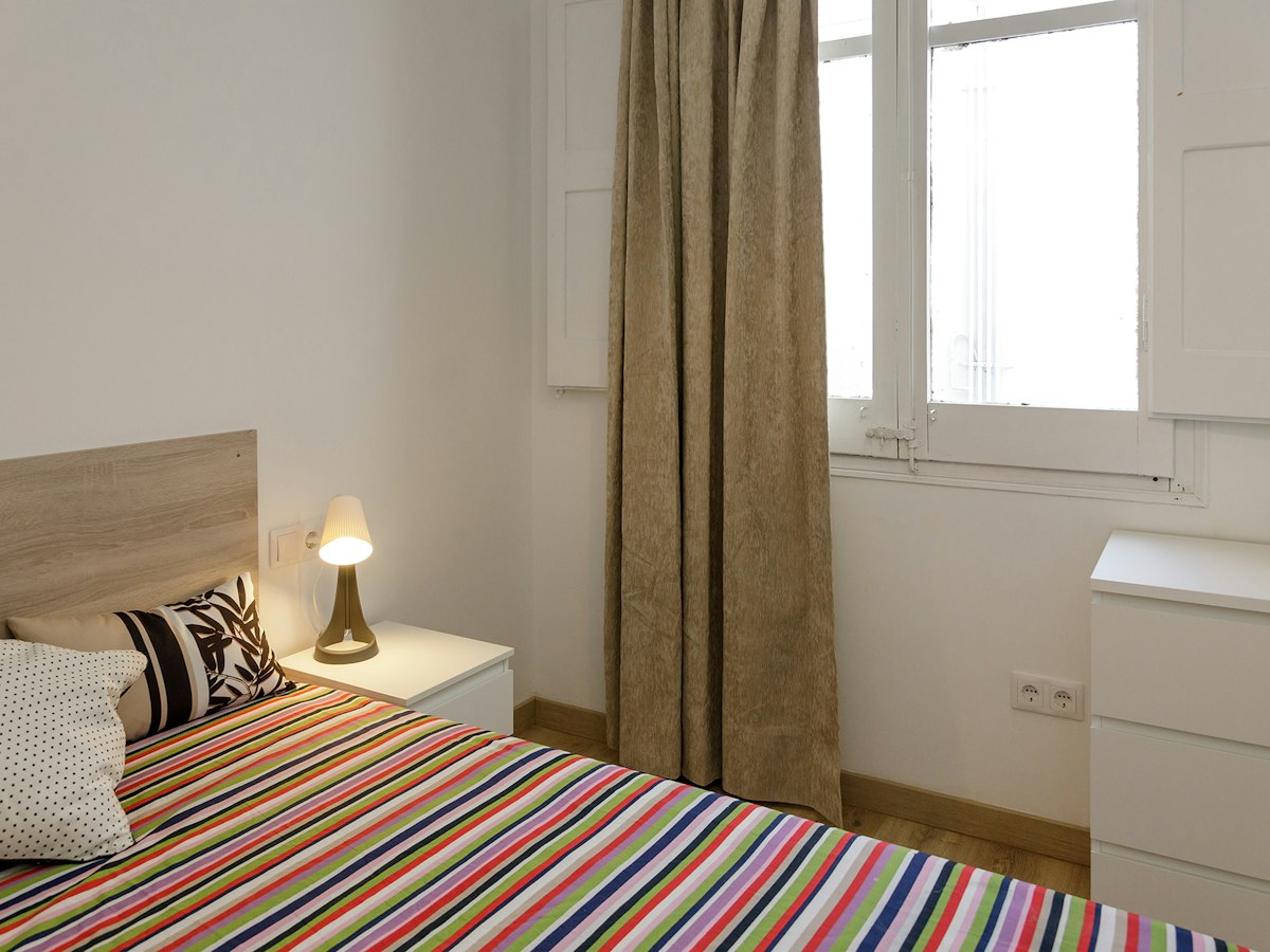 Furnished room in a 4-person shared flat in L'Hospitalet · 3