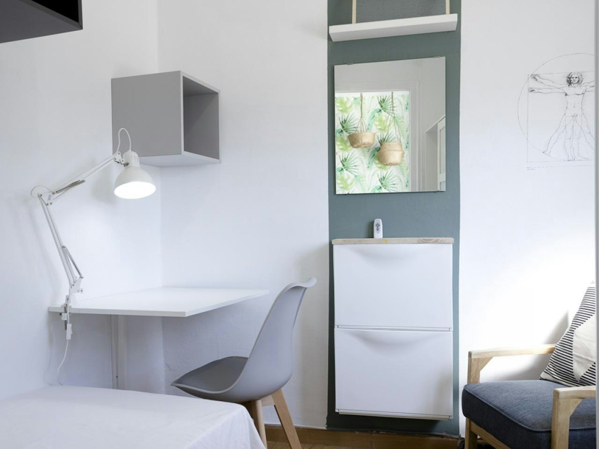 Furnished room in a 6-person shared flat in Gràcia · 2