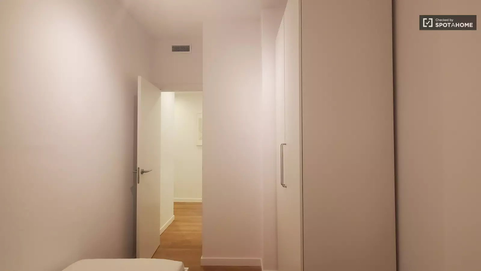 Habitación amueblada en piso compartido en Eixample · 2