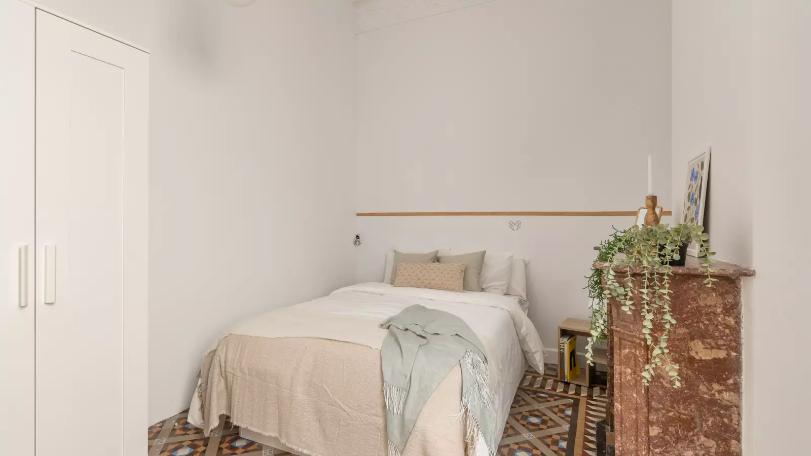 Furnished room in a 5-person shared flat in Ciutat Vella · 2