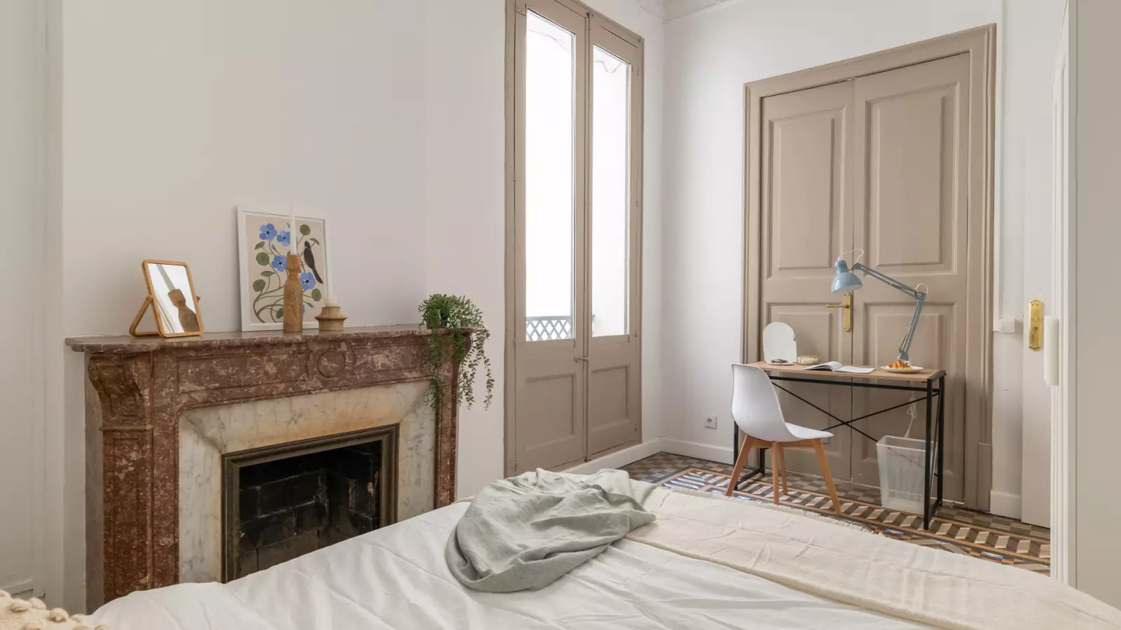 Furnished room in a 5-person shared flat in Ciutat Vella · 3