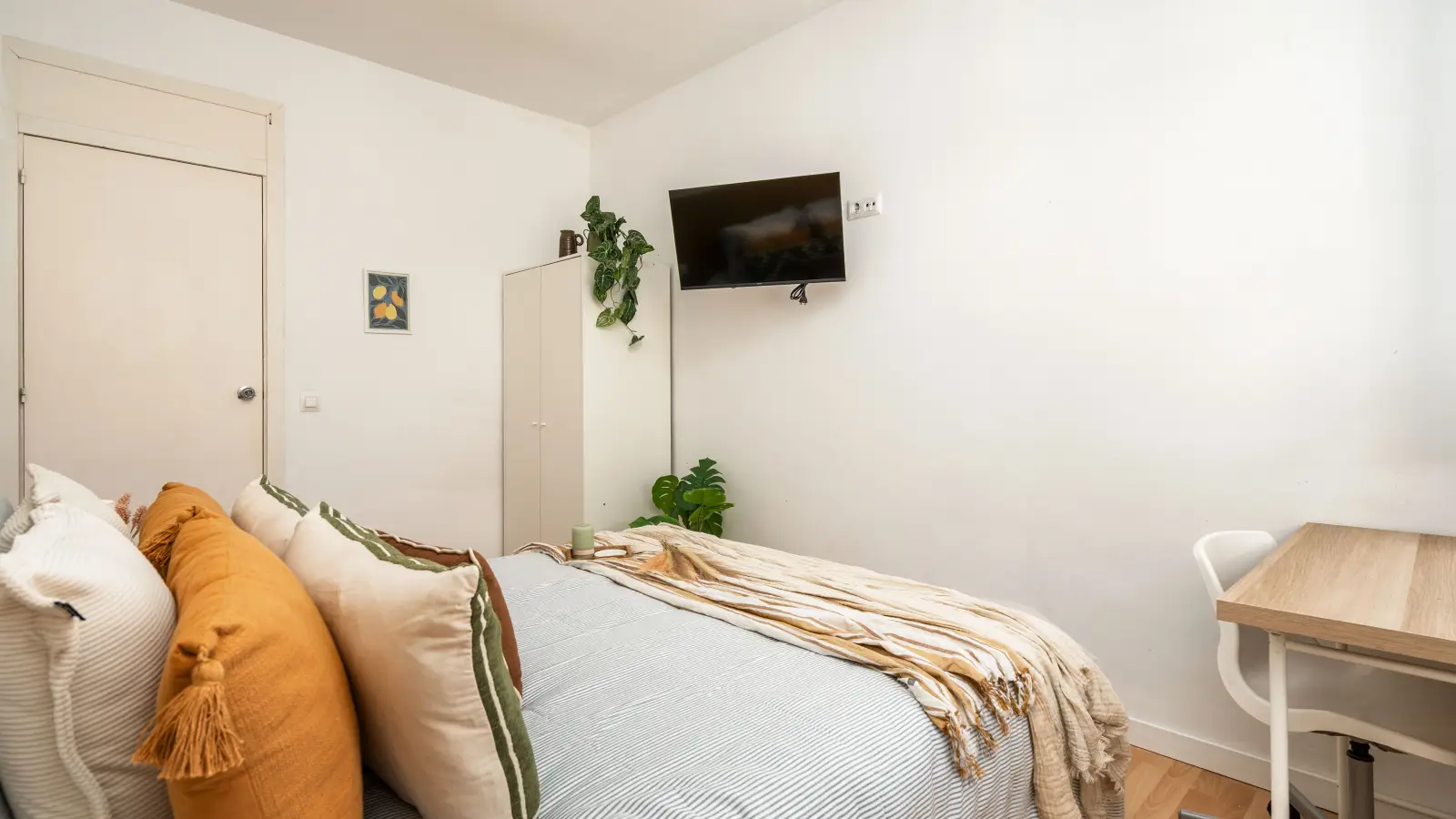Furnished room in a shared flat in Sants-Montjuïc · 4