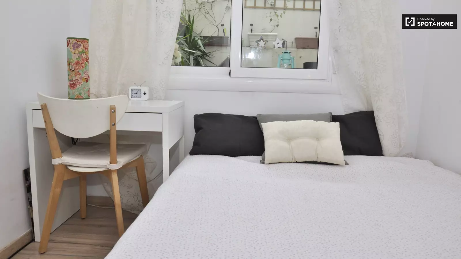 Furnished room in a 3-person shared flat in Eixample · 2
