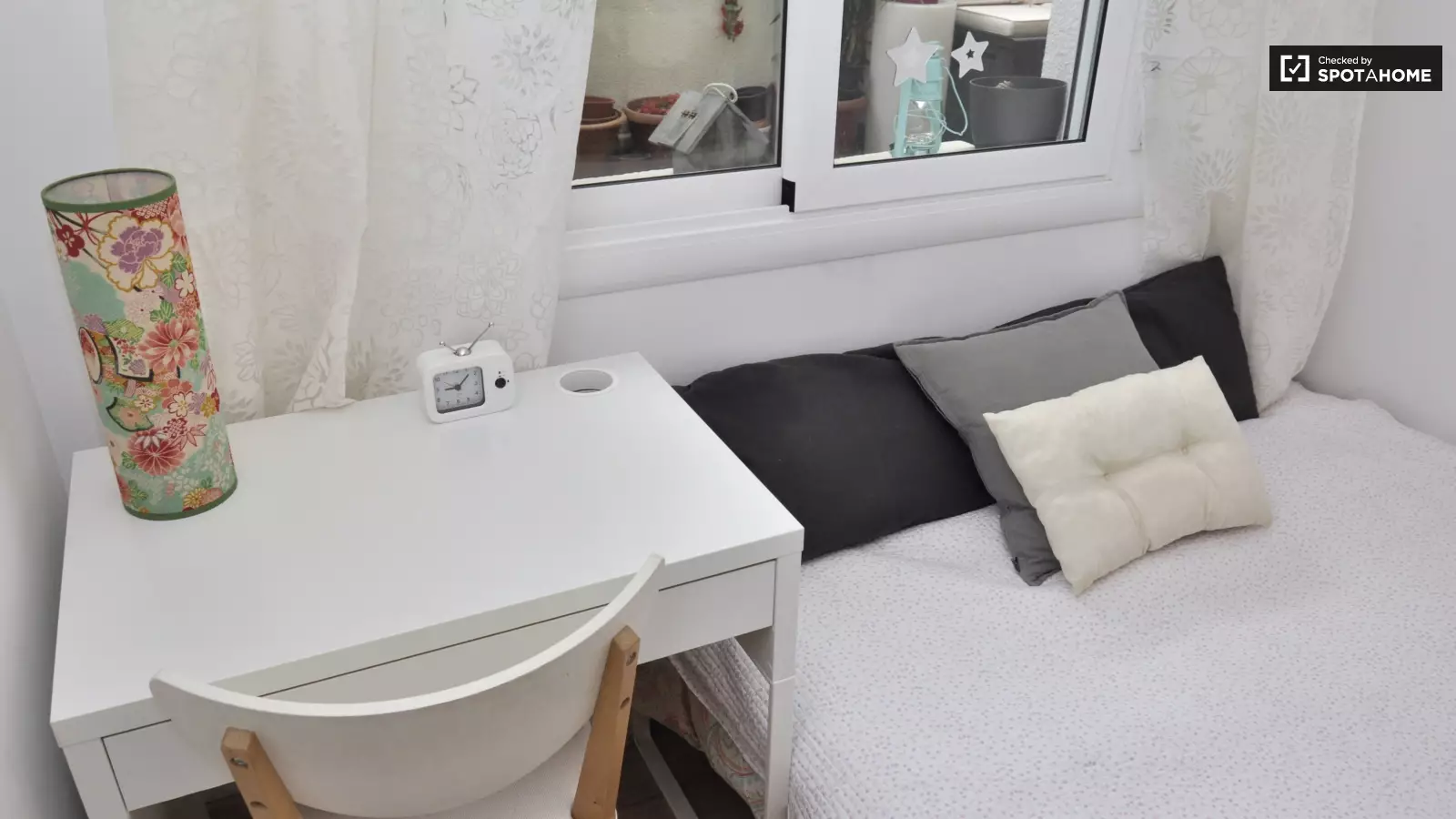 Furnished room in a 3-person shared flat in Eixample · 3