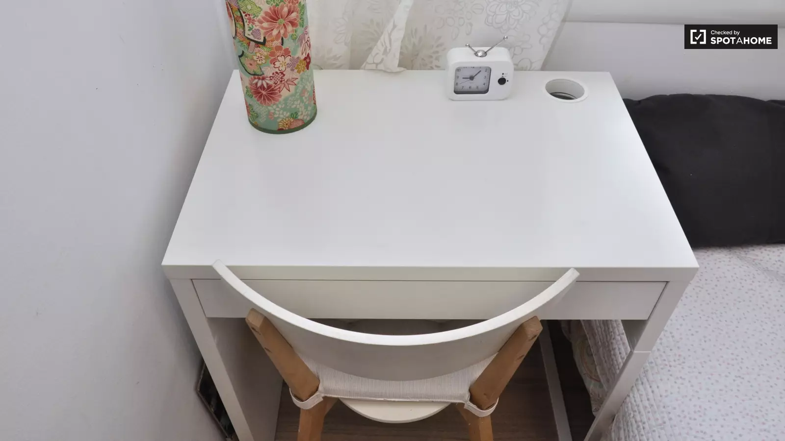 Furnished room in a 3-person shared flat in Eixample · 4