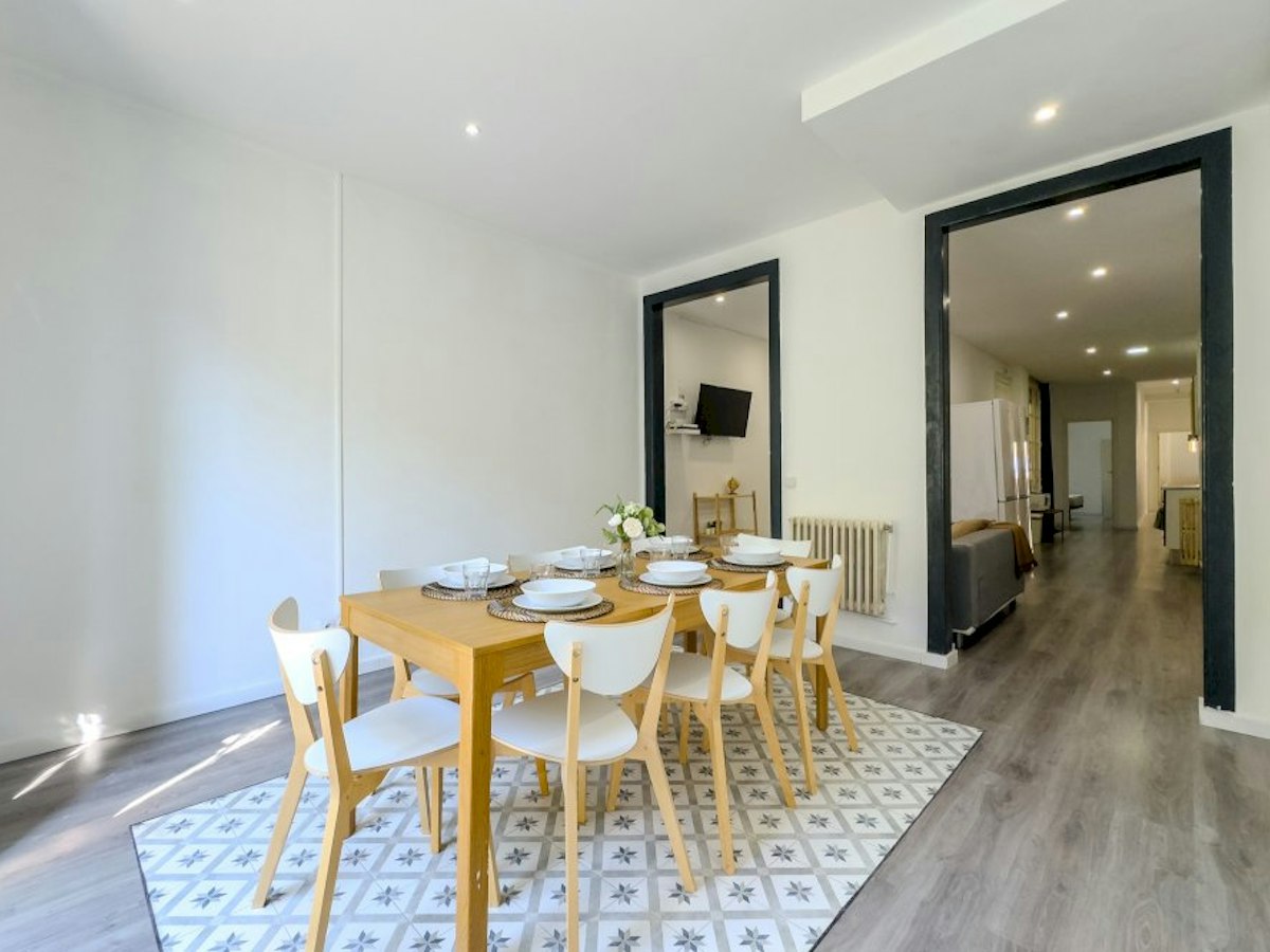Furnished room in a 7-person shared flat in Eixample · 2
