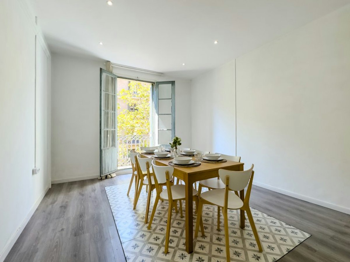 Furnished room in a 7-person shared flat in Eixample · 3