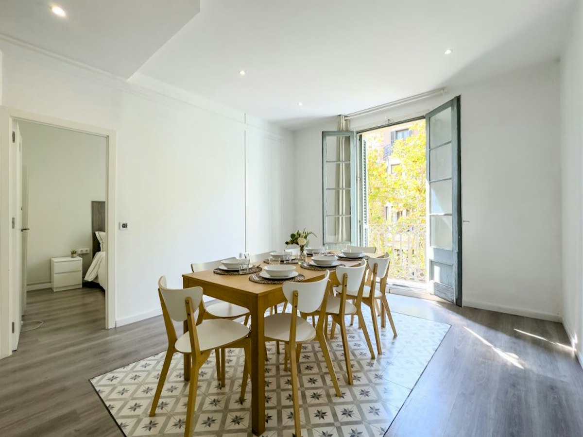 Furnished room in a 7-person shared flat in Eixample · 4