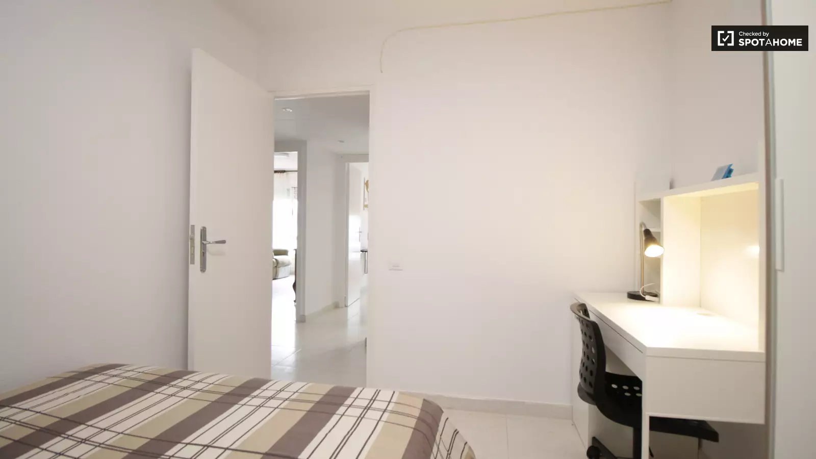 Furnished room in a shared flat in Sant Martí · 3