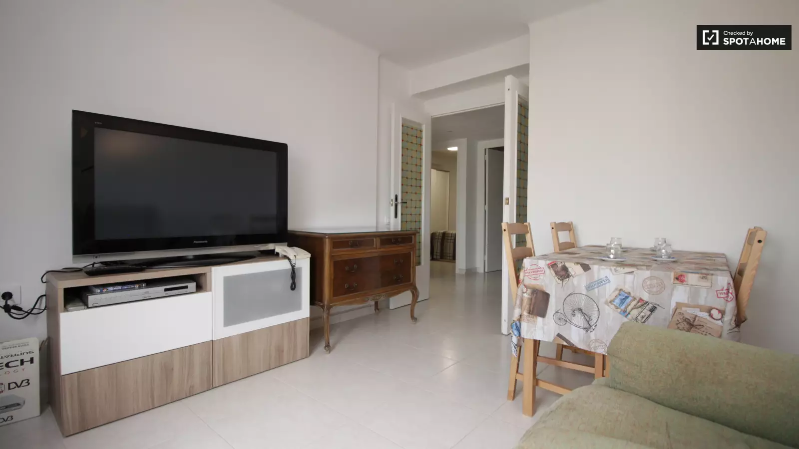 Furnished room in a shared flat in Sant Martí · 4