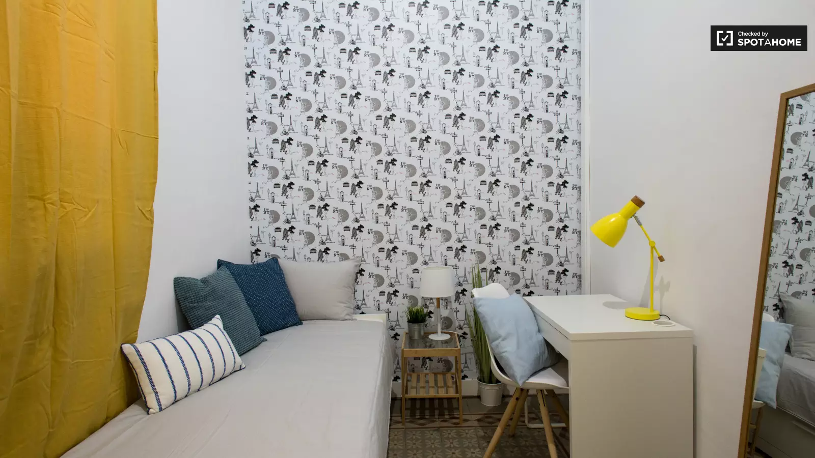 Furnished room in a shared flat in Gràcia · 2