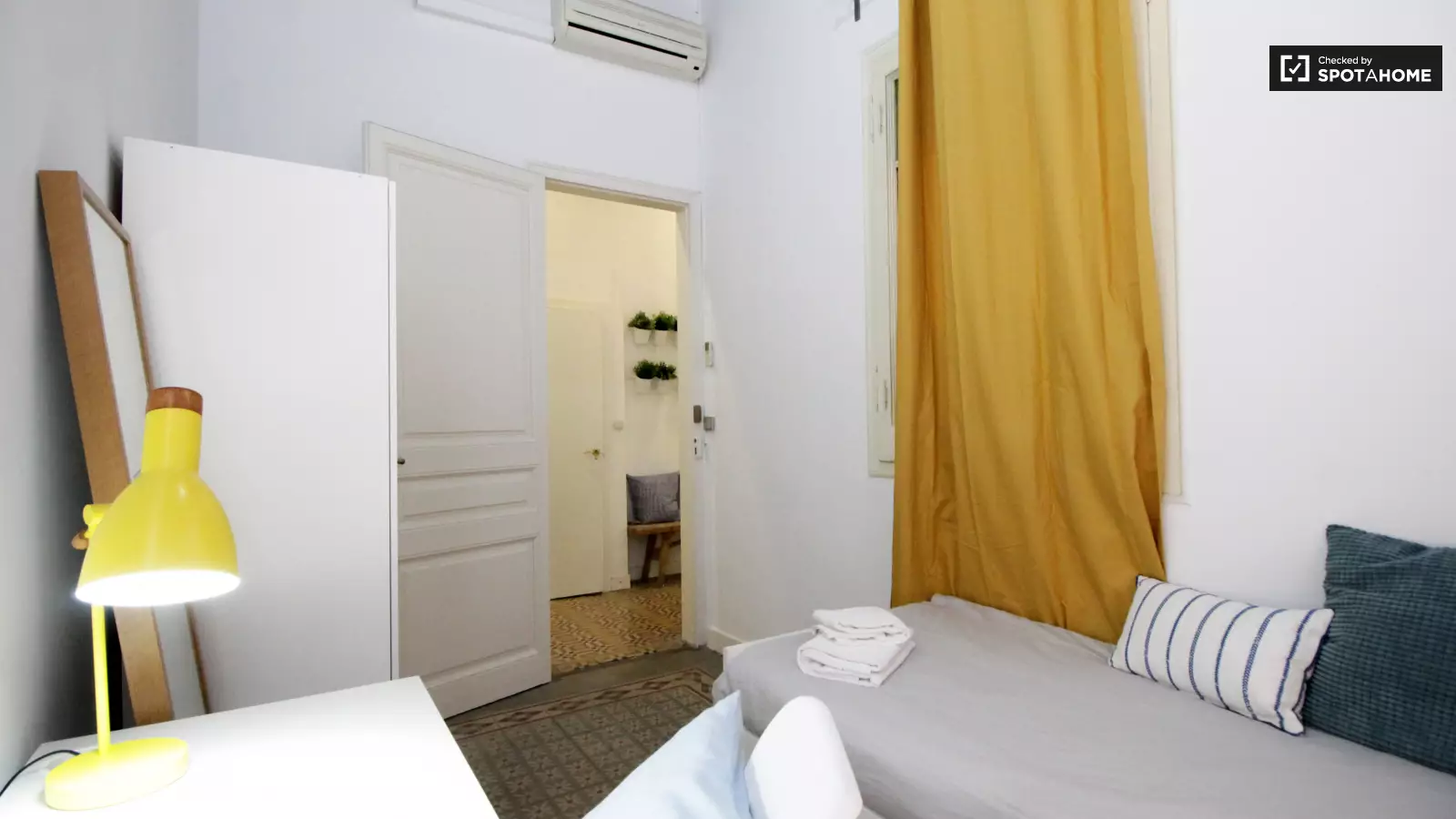 Furnished room in a shared flat in Gràcia · 3