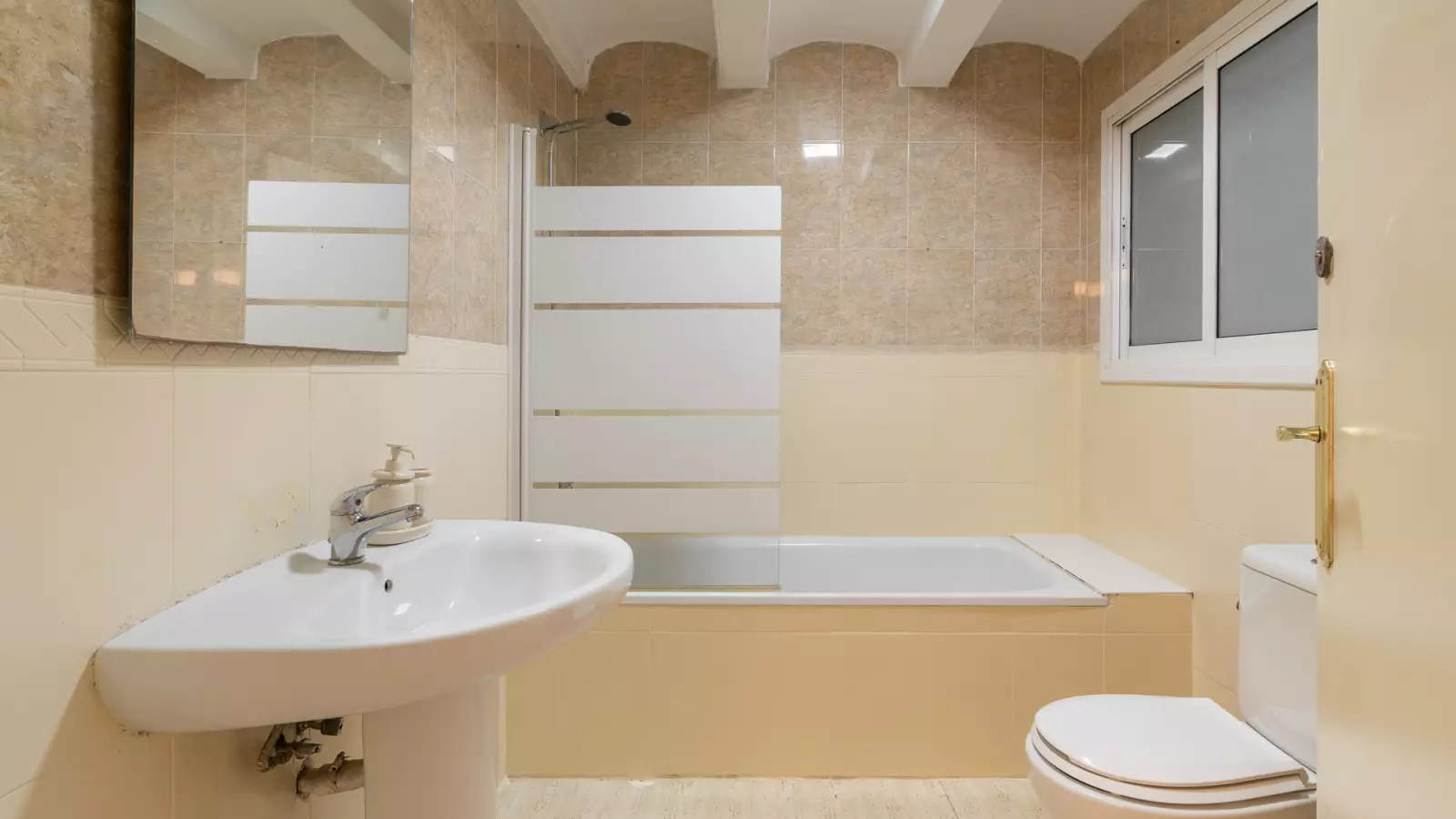 Furnished room in a 6-person shared flat in Ciutat Vella · 4