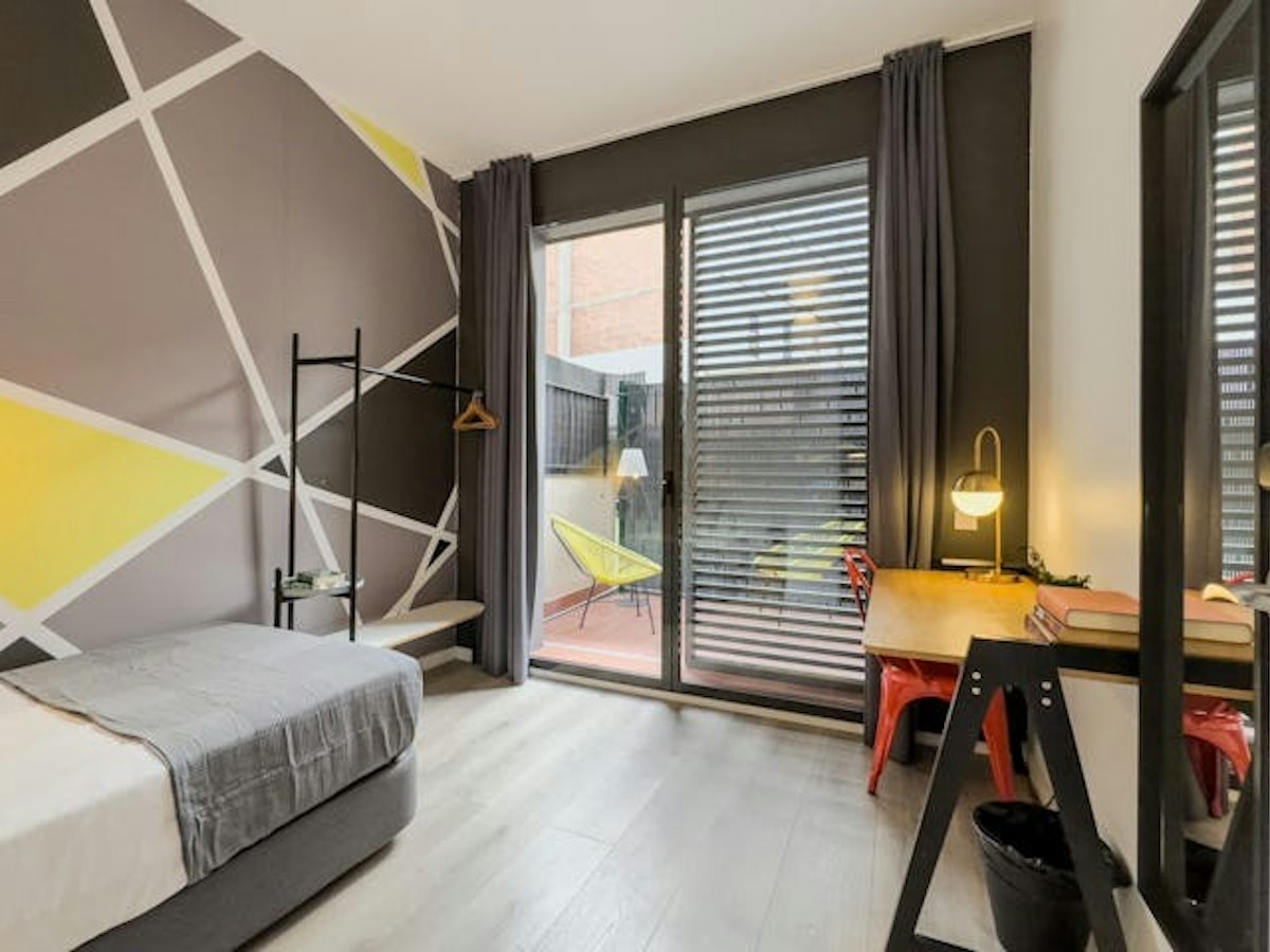 Furnished room in a 5-person shared flat in Ciutat Vella · 2