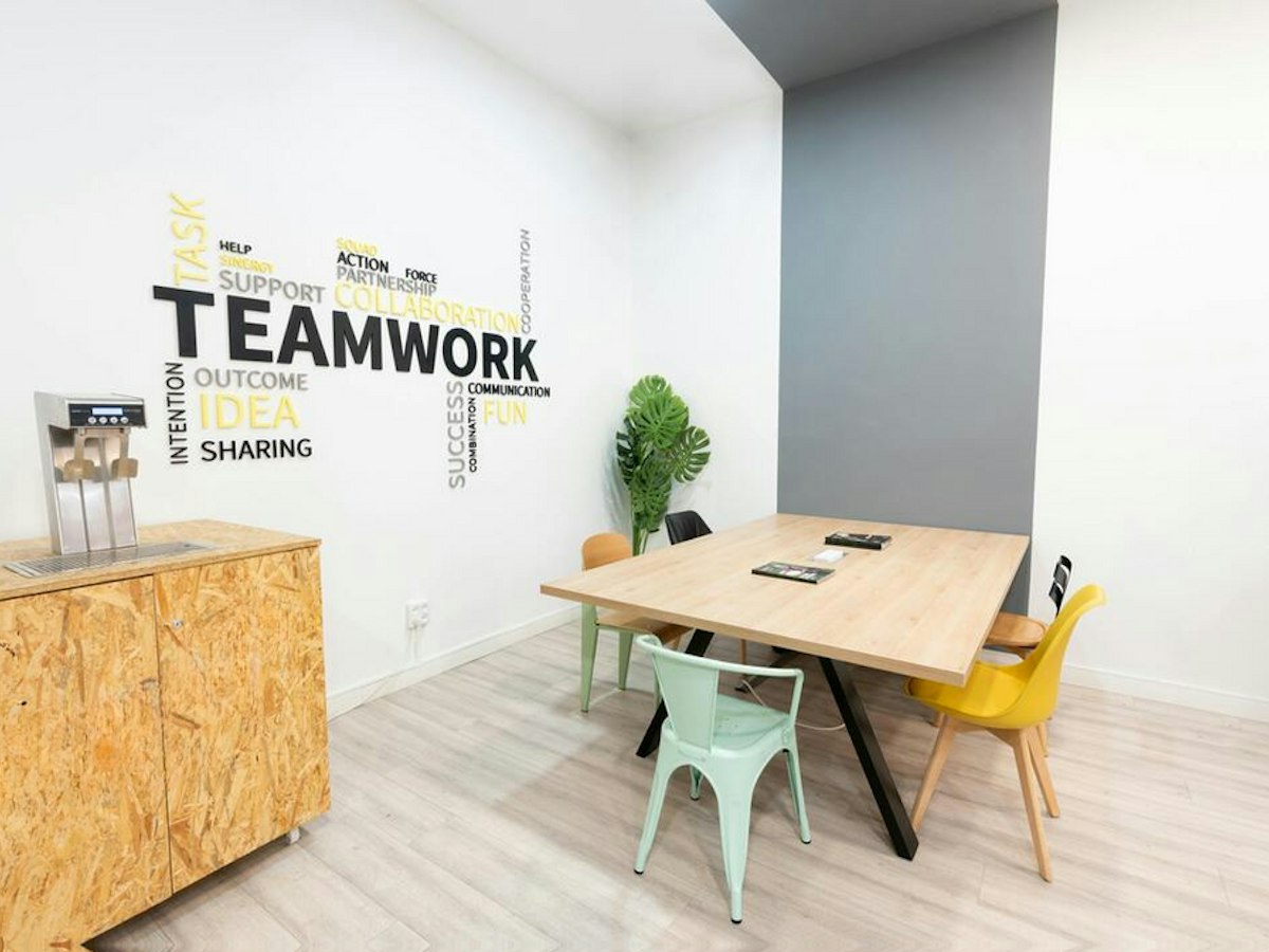 Furnished room in a 5-person shared flat in Ciutat Vella · 3