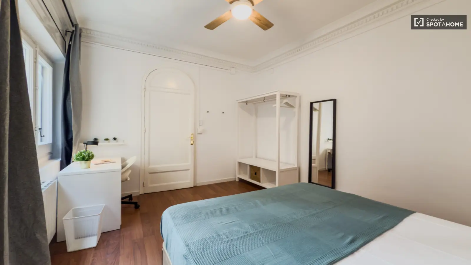 Furnished room in a 7-person shared flat in Ciutat Vella · 2