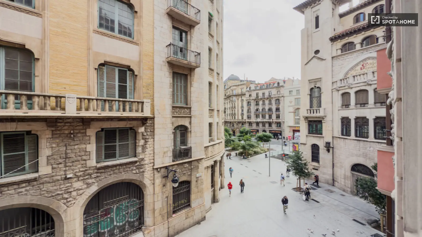 Furnished room in a 7-person shared flat in Ciutat Vella · 4