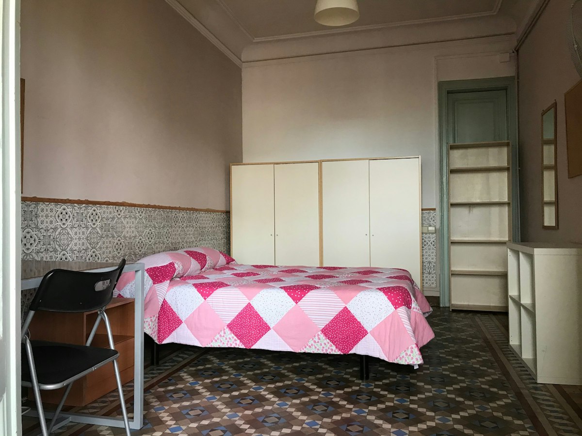Habitación amueblada en piso compartido de 6 personas en Eixample · 2