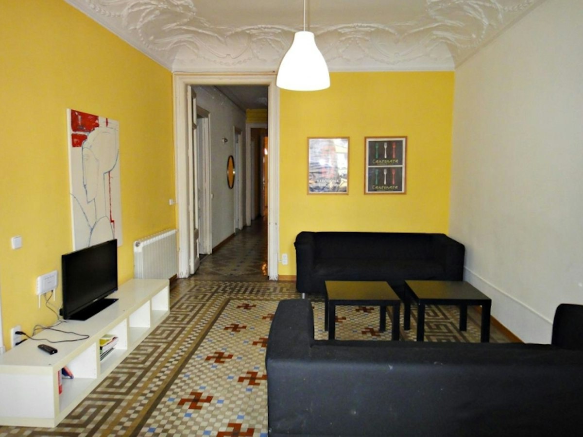 Habitación amueblada en piso compartido de 6 personas en Eixample · 3