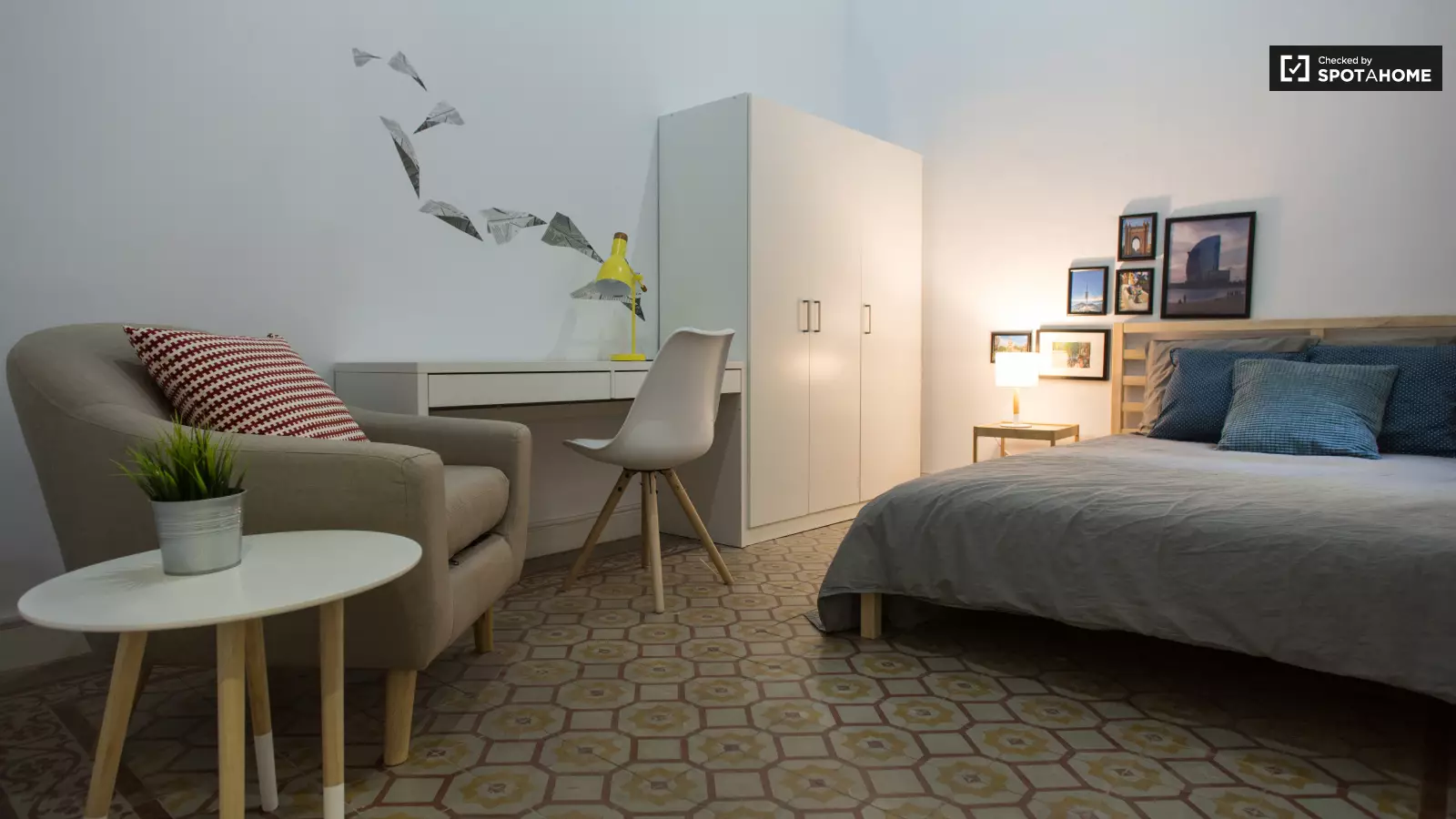 Furnished room in a shared flat in Gràcia · 2