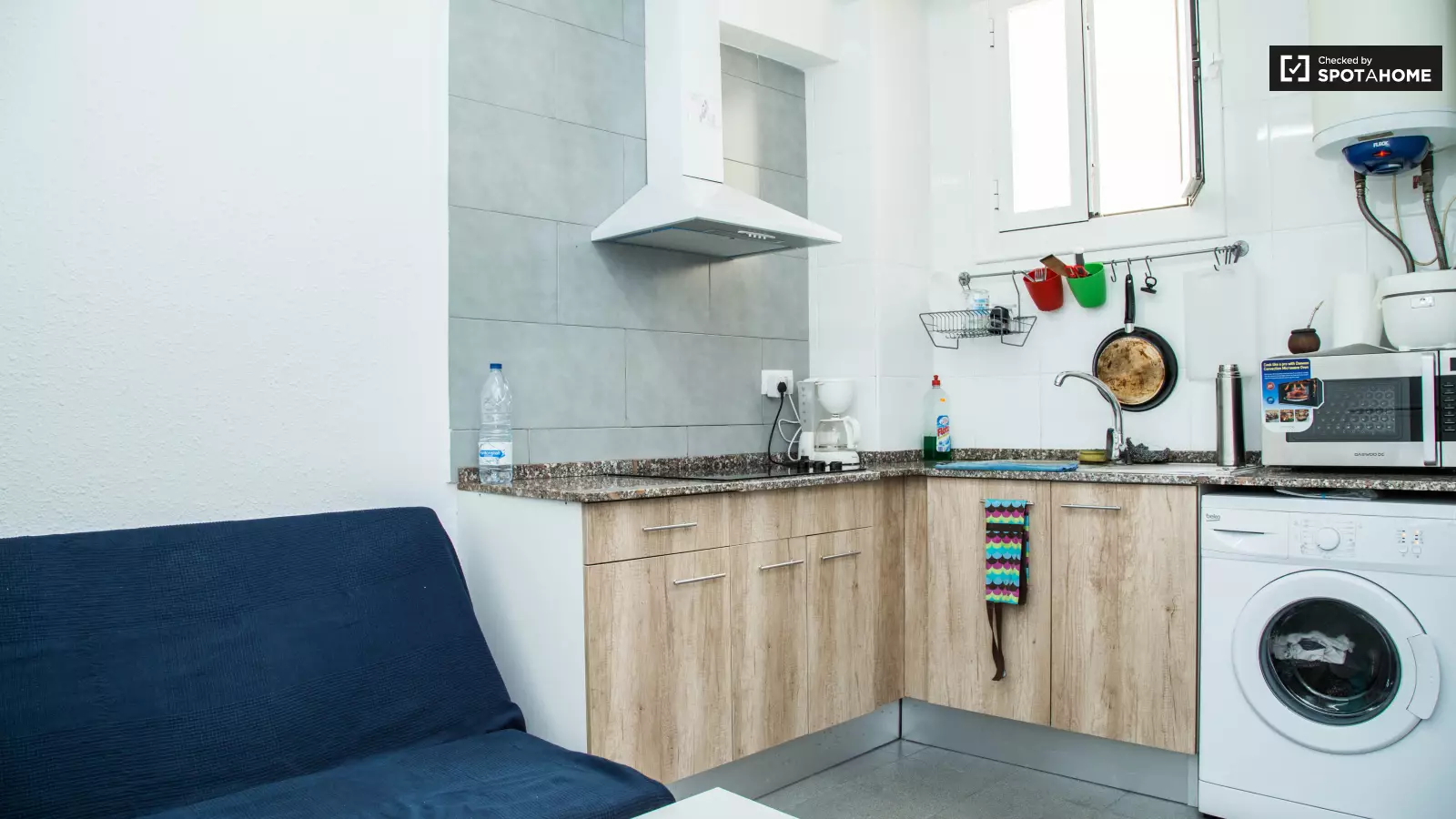 Habitación amueblada en piso compartido en Ciutat Vella · 3
