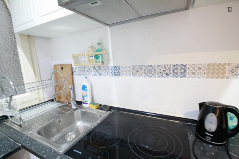 Habitación amueblada en piso compartido de 6 personas en Sarrià–Sant Gervasi · 3