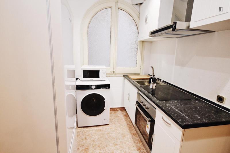 Habitación amueblada en piso compartido de 6 personas en Sarrià–Sant Gervasi · 4
