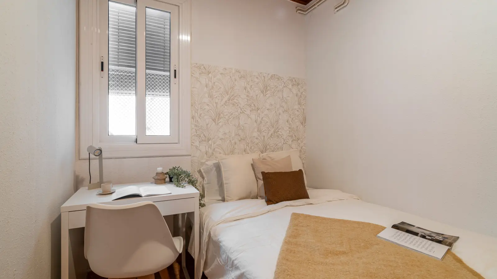 Habitación amueblada en piso compartido en Eixample · 2