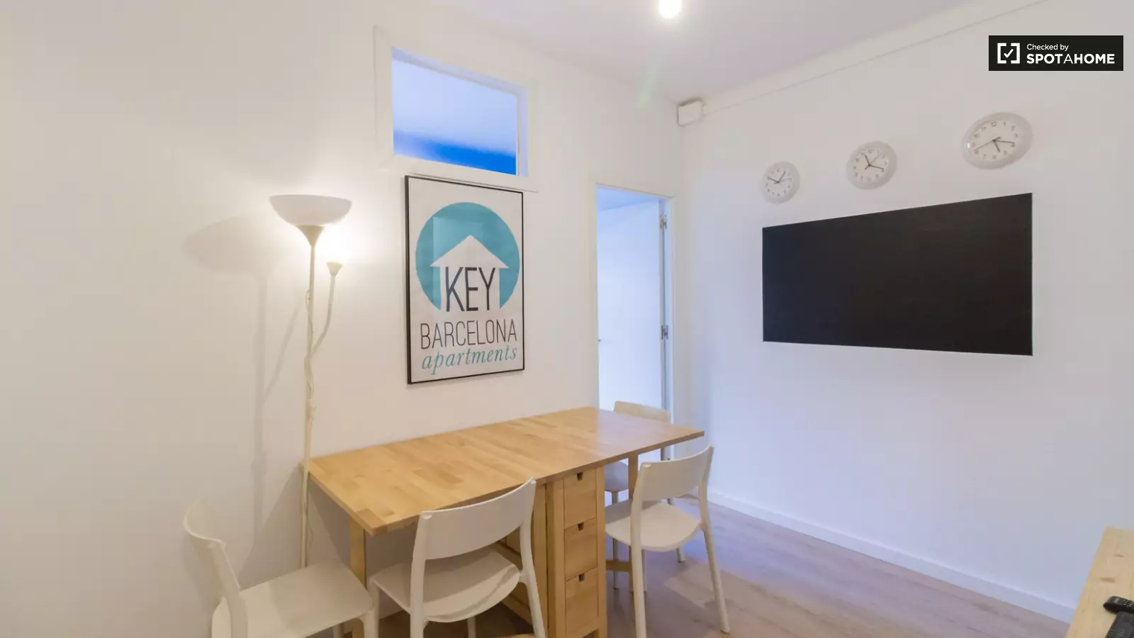 Furnished room in a shared flat in Sants-Montjuïc · 4