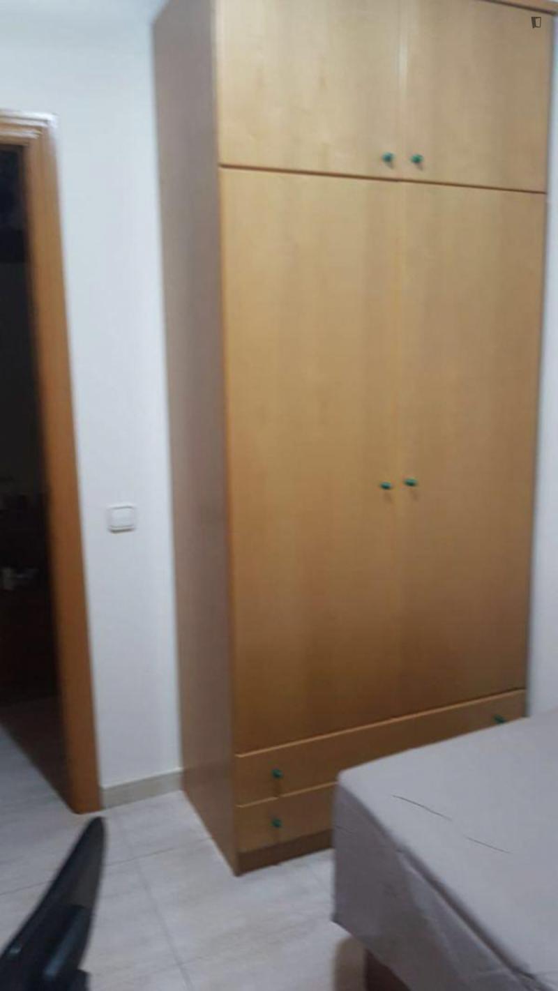 Habitación amueblada en piso compartido de 2 personas en Ciutat Vella · 2
