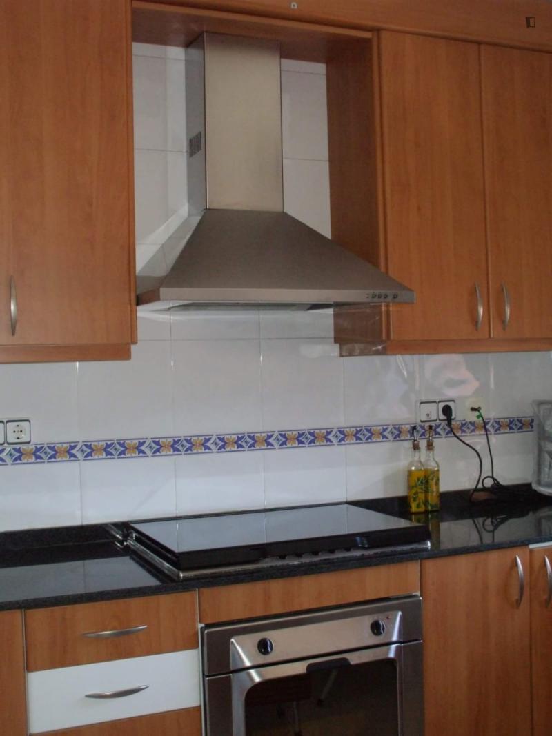 Habitación amueblada en piso compartido de 2 personas en Ciutat Vella · 3
