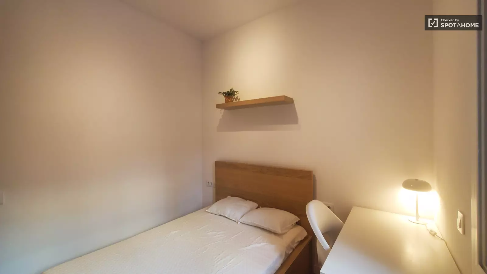 Habitación amueblada en piso compartido en Eixample · 2