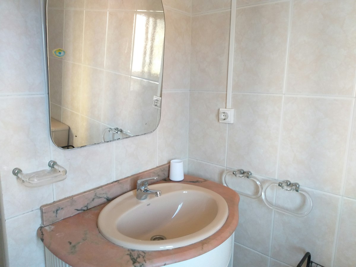 Habitación amueblada en piso compartido de 6 personas en Gràcia · 2