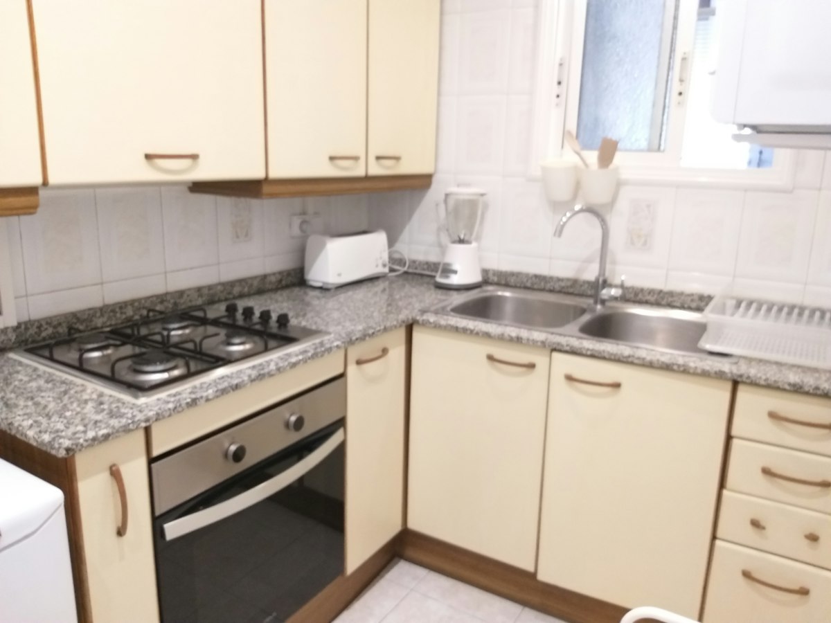 Habitación amueblada en piso compartido de 6 personas en Gràcia · 4