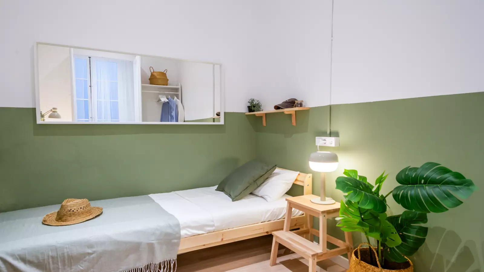 Habitación amueblada en piso compartido en Ciutat Vella · 3