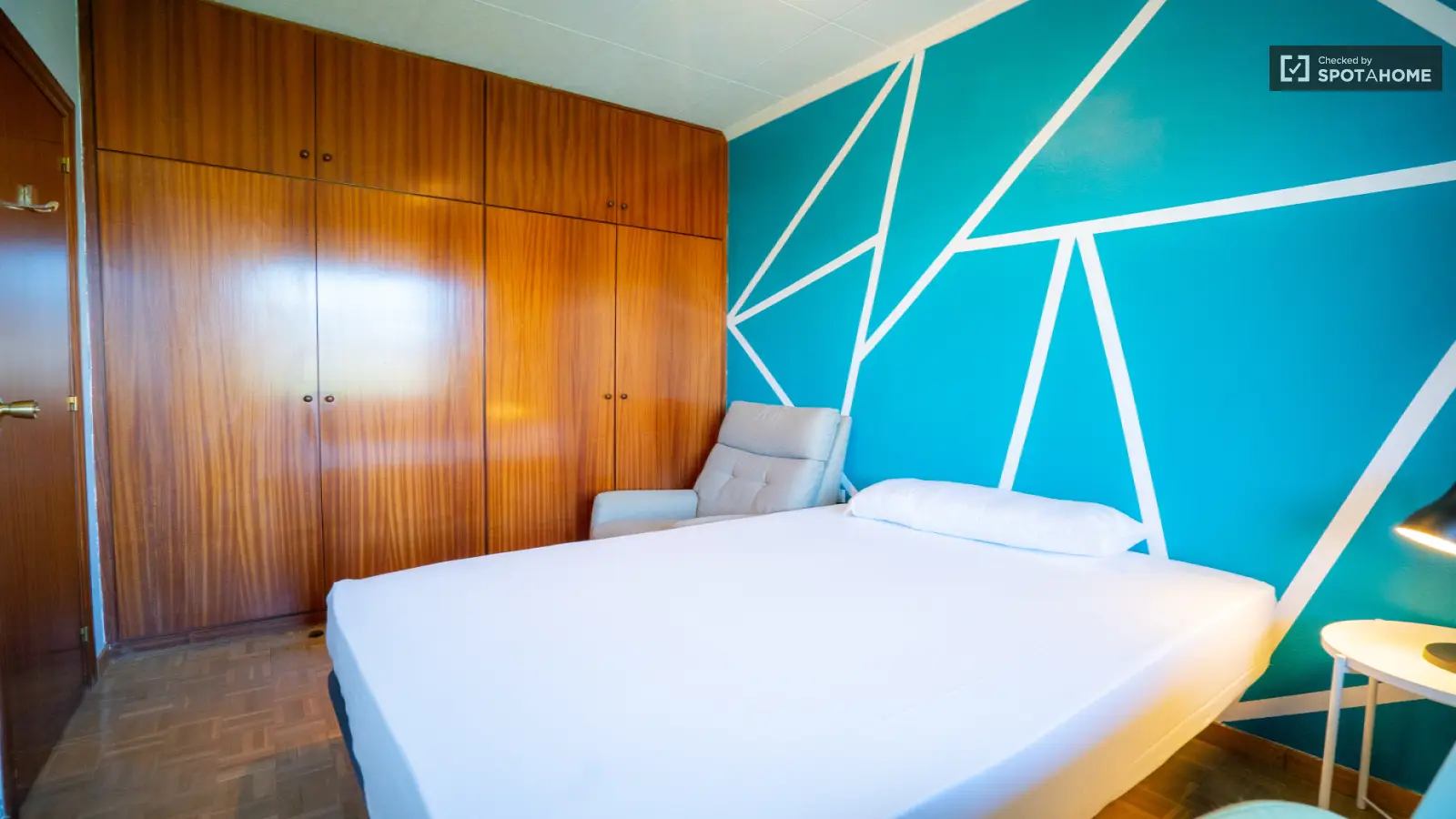 Furnished room in a 6-person shared flat in Sants-Montjuïc · 2