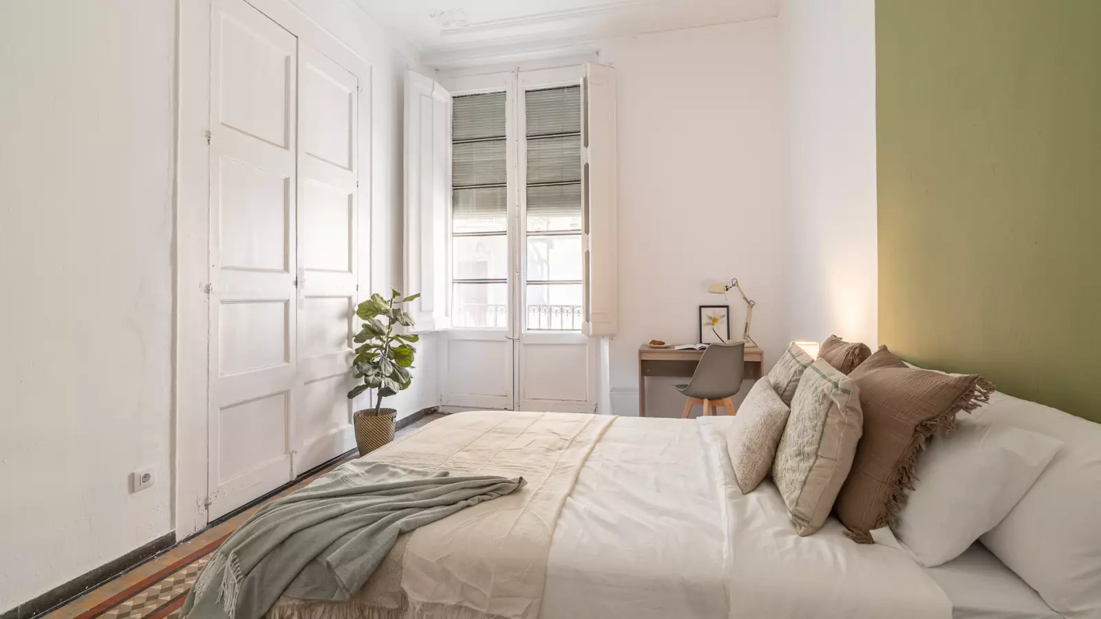 Furnished room in a 7-person shared flat in Ciutat Vella · 2