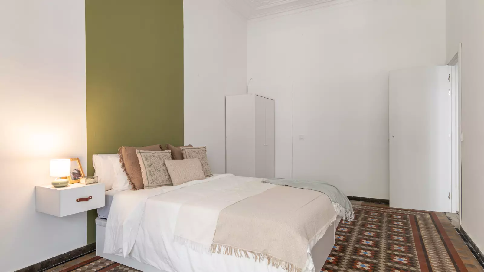 Furnished room in a 7-person shared flat in Ciutat Vella · 3