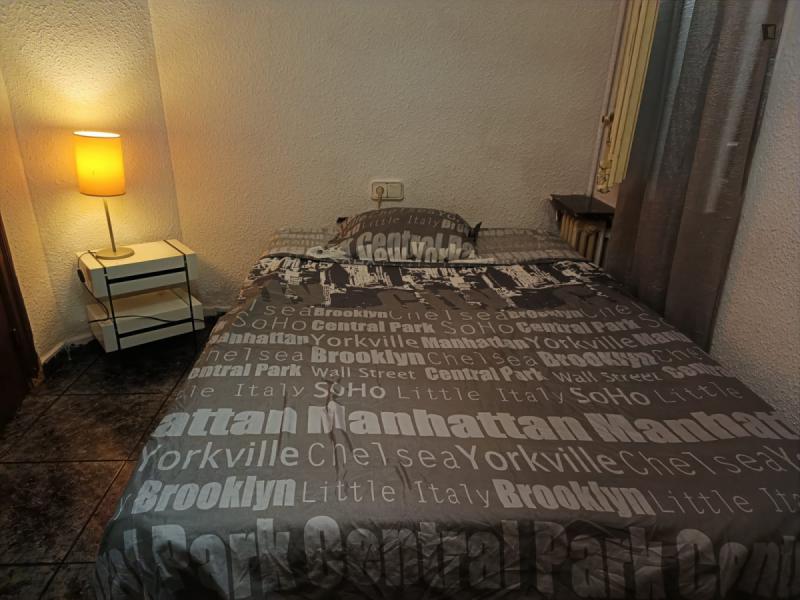 Furnished room in a 4-person shared flat in Sants-Montjuïc · 3