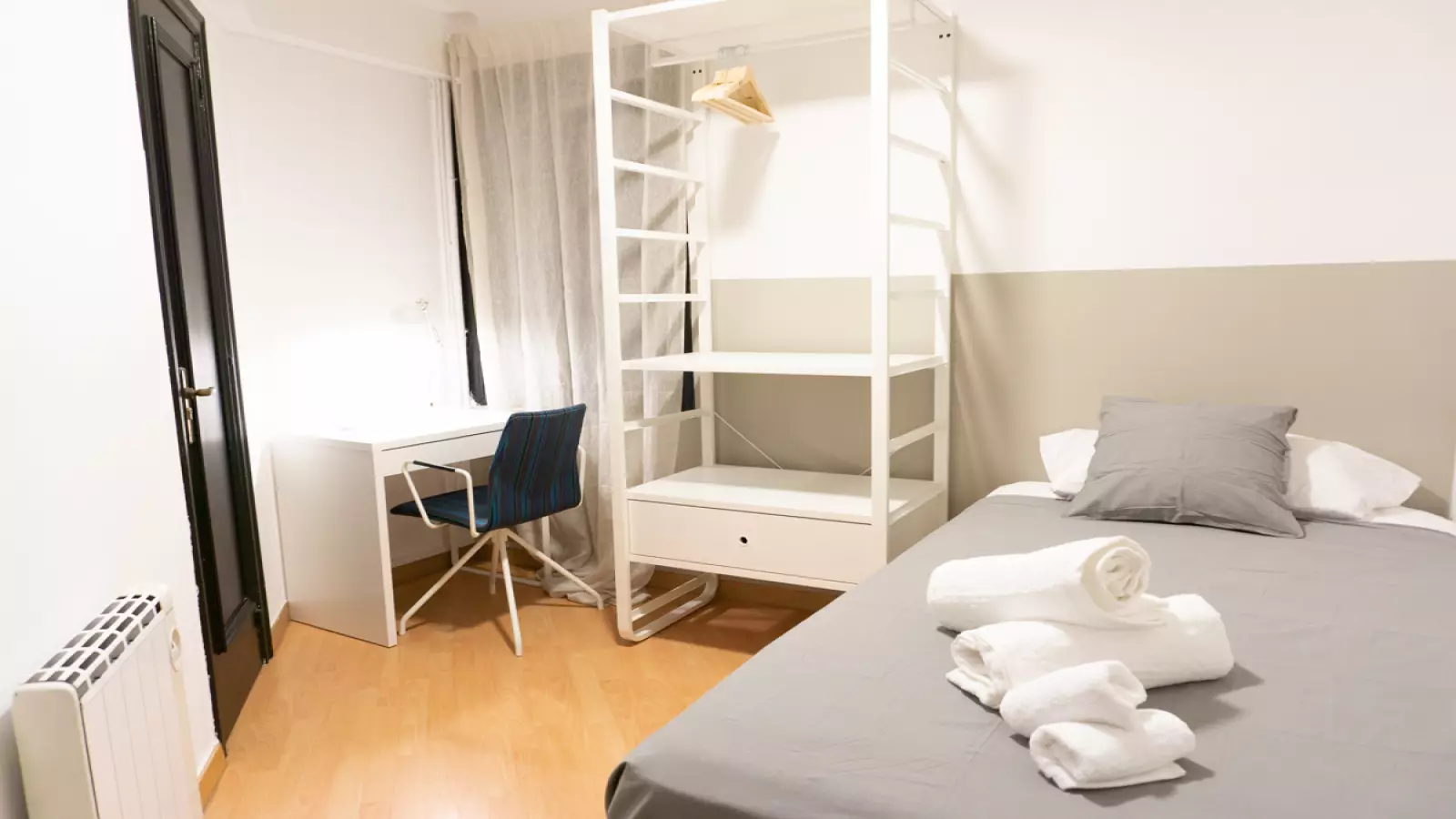 Habitación amueblada en piso compartido de 6 personas en Eixample · 2