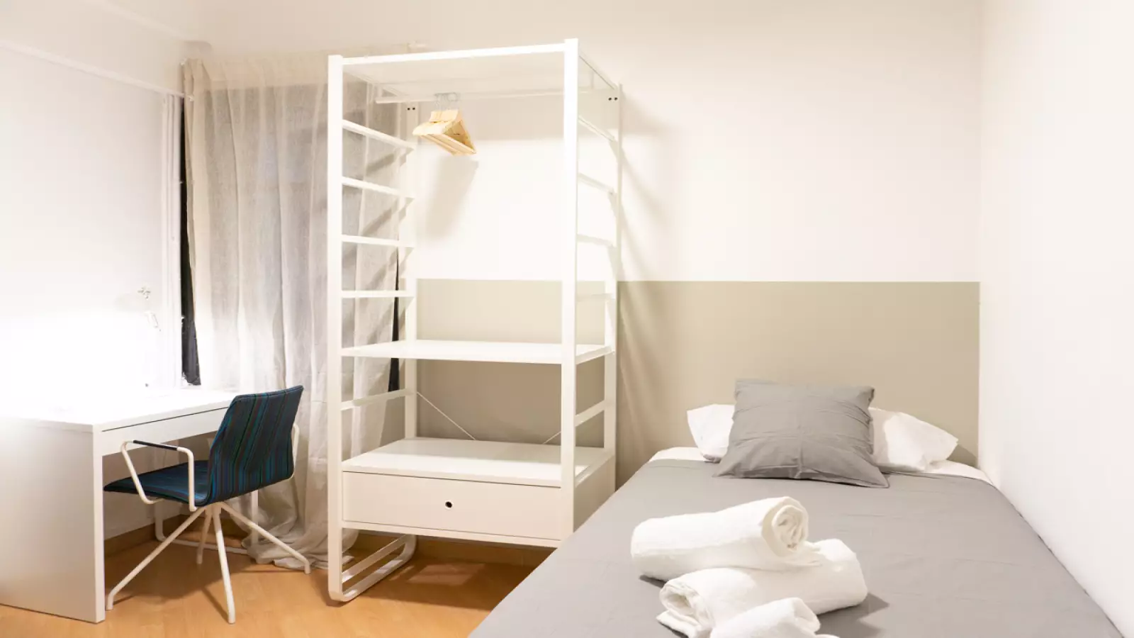 Habitación amueblada en piso compartido de 6 personas en Eixample · 3